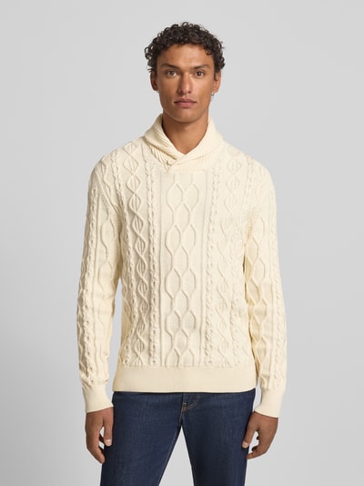 Männermodel trägt Strickpullover mit gerippten Abschlüssen von Gant, Baumwoll-Mix, Slim Fit, Stehkragen, cremefarben, Ganzkörperansicht von vorne.