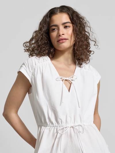 Frauenmodel trägt Blusentop mit V-Ausschnitt und Schnürung von Jake*s Casual aus Reine Baumwolle, Taillierter Schnitt, Nahaufnahme Oberkörper.