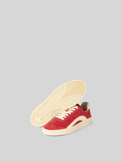 Produktfoto, Sneaker mit Schnürverschluss von Dsquared2 in Rot mit Abgerundete-Spitze, Label-Detail und strukturierter Sohle, Herren