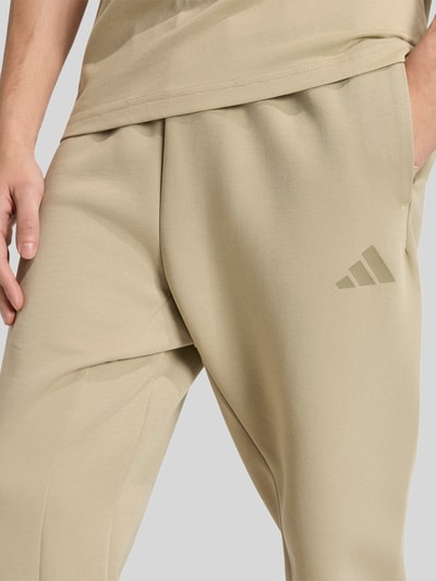 adidas Sportswear Regular Fit Sweathose mit Tunnelzug Oliv 3
