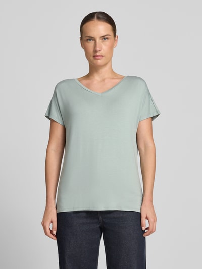 Frauenmodel trägt T-Shirt aus Viskose-Elasthan-Mix mit V-Ausschnitt von Christian Berg Woman in Hellgrün, Relaxed-Fit, Kappärmel, Rückenlänge bei Größe S 63 cm, Damen T-Shirt, Ganzkörperansicht von vorne.