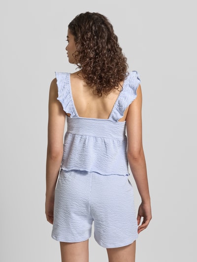 Frauenmodel trägt Regular Fit Trägertop aus Baumwoll-Mix Modell 'MISTY' von Only mit gestreiftem Allover-Muster, Frill, Seersucker-Struktur, Ganzkörperansicht Rückansicht.