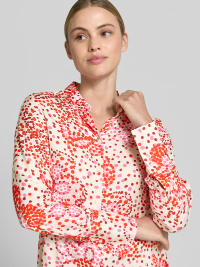 Vrouwenmodel draagt Bluse aus Viskose mit verlängertem Rücken van ETERNA, rechte fit, viscose, overhemdkraag, knoopsluiting, afgeronde zoom, langere achterkant, witte stof met rode en roze stippenpatroon, detailopname bovenlichaam.