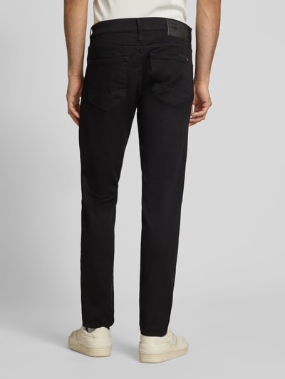 Männermodel trägt Slim Fit Jeans im 5-pocketmodel von G-Star Raw in zwart katoenmix met stretch, bandwijdte 46 cm, binnenbeenlengte 80 cm, ganzkörperansicht rückansicht.