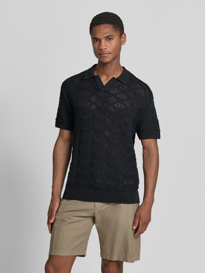 Männermodel trägt Slim Fit Poloshirt in Strick-Optik Modell 'Angvig' von Casual Friday aus Reine Baumwolle, Kurzärmelig, semitransparent, Ganzkörperansicht von vorne. Rückenlänge bei Größe M: 66 cm.