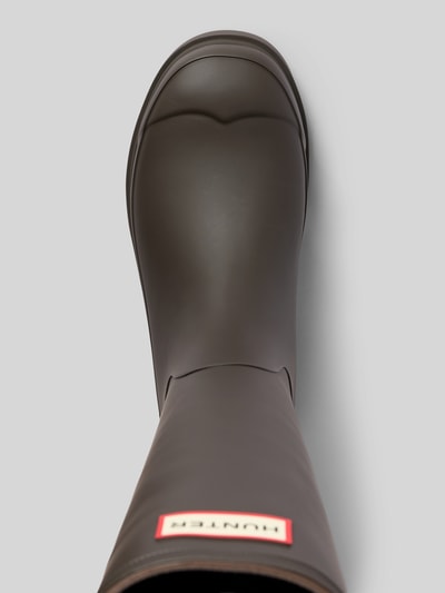 Produktfoto, Stiefel mit Logo-Detail von Hunter, brązowy, zaokrąglony czubek, gładka faktura, profilowana podeszwa, krój zaokrąglony, wysokość obcasa 3 cm, wysokość cholewki 37 cm, szerokość w rozmiarze 40: 16 cm