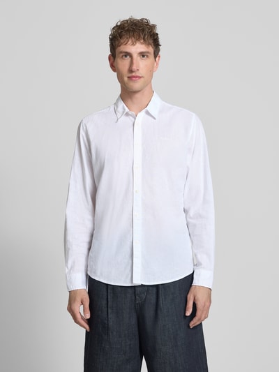 Männermodel trägt Regular Fit Freizeithemd aus Leinen-Baumwoll-Mix Modell 'PAYTON' von Pepe Jeans in Weiß, Ganzkörperansicht von vorne.