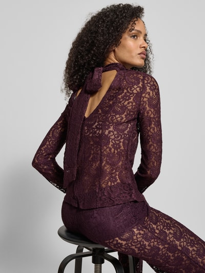 Frauenmodel trägt Blusenshirt mit Stehkragen Modell 'GRACE' von Mango, semitransparent, Spitze, Stretch, Slim Fit, Rückenansicht