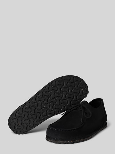 Produktfoto, schwarze Schnürschuhe aus Leder mit strukturierter Sohle, runde Form, Modell 'UTTI' von Birkenstock, strukturierte Oberfläche