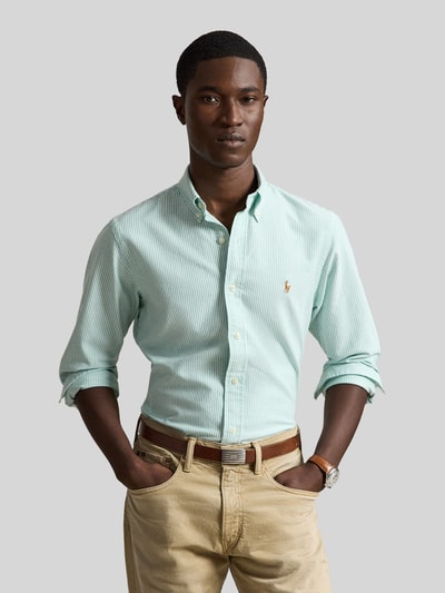 Männermodel trägt Custom Fit Freizeithemd aus reiner Baumwolle von Polo Ralph Lauren in Hellgrün mit feiner Streifenstruktur, Nahaufnahme Oberkörper. Herren Freizeithemd von Polo Ralph Lauren.