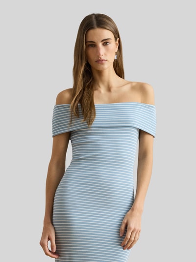 Frauenmodel trägt figurbetontes Freizeitkleid aus Baumwoll-Mix von Lauren Ralph Lauren in Hellblau mit weißen Streifen, Nahaufnahme Oberkörper.
