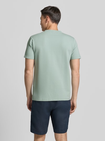 Männermodel trägt T-Shirt mit Strukturmuster und Logo-Stitching von Lerros in Mint, Baumwoll-Mix mit Stretch-Anteil, Ganzkörperansicht Rückansicht.