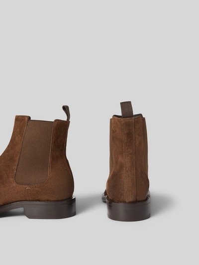 Produktfoto, Chelsea-Boots mit elastischem Einsatz von Dsquared2 aus braunem Echtleder, abgerundete Spitze, strukturierte Sohle, Label-Detail, Absatzhöhe 4 cm, Schafthöhe 16 cm, für Herren.