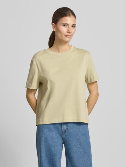 Vrouwenmodel draagt Boxy Fit T-shirt uit puur katoen model 'ESSENTIAL' van Selected Femme, look: effen kleuren, pasvorm: boxy fit, labelpatch, ronde hals, korte mouw, heavy jersey, materiaalverwerking: puur katoen, Nahaufnahme Oberkörper.