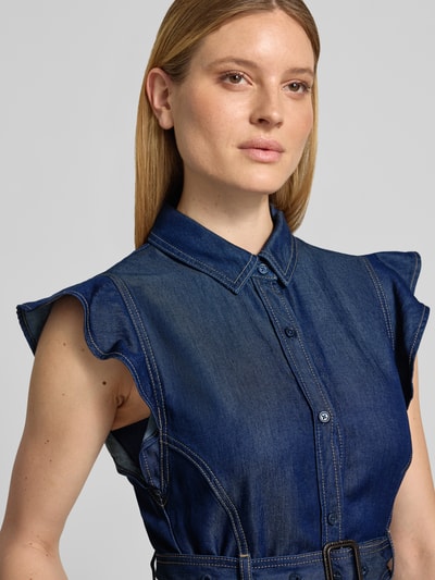 Frauenmodel trägt Fit and Flare Jeanskleid aus Lyocell von Tommy Hilfiger in dunklem Blau mit sichtbaren Nähten, Nahaufnahme Oberkörper. Damen Jeanskleid von Tommy Hilfiger.