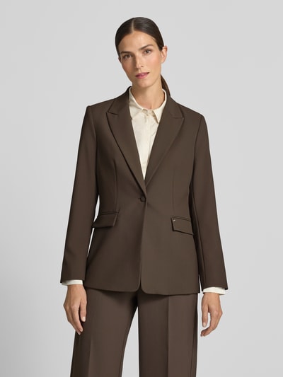 Frauenmodel trägt Regular Fit Blazer mit Reverskragen Modell 'Leonora' von MOS MOSH in Braun, Knopfverschluss, glatte Textur, Ganzkörperansicht von vorne. Rückenlänge 66 cm, Brustweite 40 cm, Ärmellänge 62 cm.