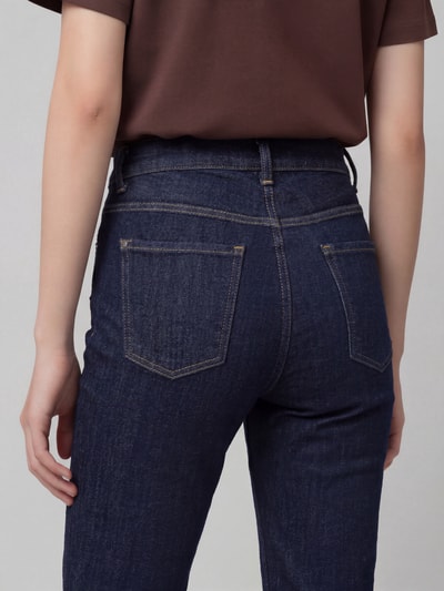 Frauenmodel trägt dunkelblaue Bootcut Jeans aus Baumwoll-Mix Modell 'DREAM BOOT' von MAC, Damen Bootcut-Jeans, Ganzkörperansicht Rückansicht.