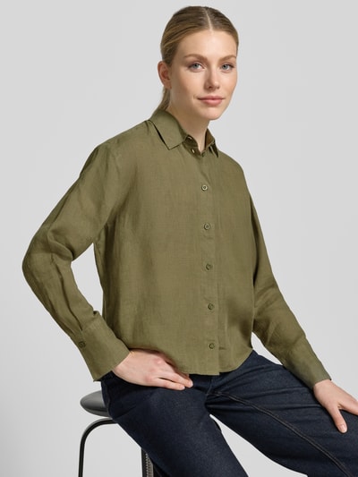 Frauenmodel trägt Regular Fit Hemdbluse aus reinen Leinen von Christian Berg Woman Selection, olivgrün, langärmelig, Hemdblusenkragen, durchgehende Knopfleiste, Struktur glatt, Ganzkörperansicht von vorne.