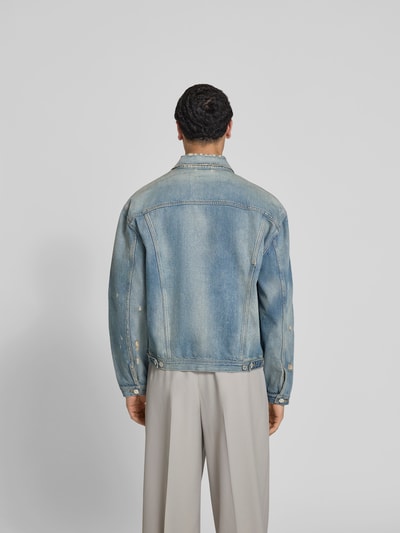 Männermodel trägt Jeansjacke mit Umlegekragen von WON HUNDRED aus Reine Baumwolle, Relaxed-Fit, Rückenlänge 63 cm, Ganzkörperansicht Rückansicht.