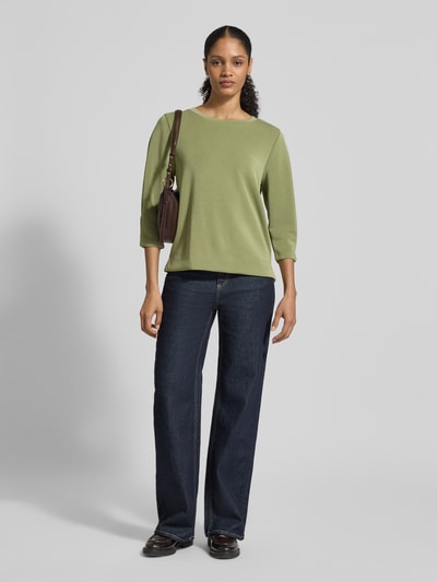 Frauenmodel trägt Comfort Fit Sweatshirt aus Modal-Mix von s.Oliver RED LABEL, Optik: Unifarben, Rundhals, 3/4-Arm, Scuba, Ganzkörperansicht von vorne.