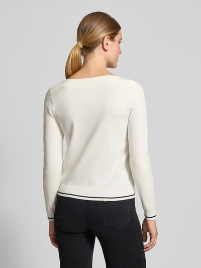 Frauenmodel trägt Regular Fit Pullover aus Viskose-Mix von Liu Jo in Offwhite mit schwarzem Detail, glatte Struktur, Ganzkörperansicht Rückansicht, Damen Pullover von Liu Jo Sport.