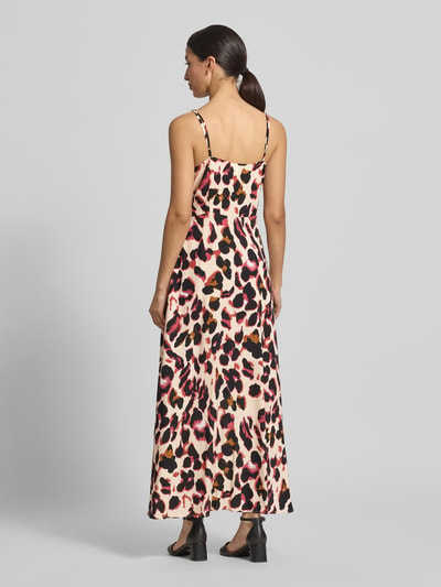 Frauenmodel trägt Maxikleid aus Reine Viskose mit Allover-Look, V-Ausschnitt, Knopfleiste, Spaghettiträgern, Modell 'SAVANNA' von YAS, Gerader-Schnitt, Ganzkörperansicht Rückansicht.