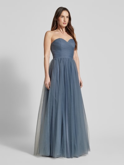 Vrouwenmodel draagt Regular Fit Abendkleid in semitransparentem Design van Luxuar in blauw, A-lijn, plooitextuur, met voering, strapless, zichtbare naadrits, volledige lengte vooraan, Ganzkörperansicht von vorne.