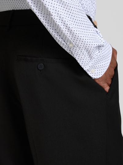 Männermodel trägt Straight Fit Hose mit viscose van Jake*s, zwarte kleur, bandplooien, elastische materiaalmix, detailaufnahme achterzak