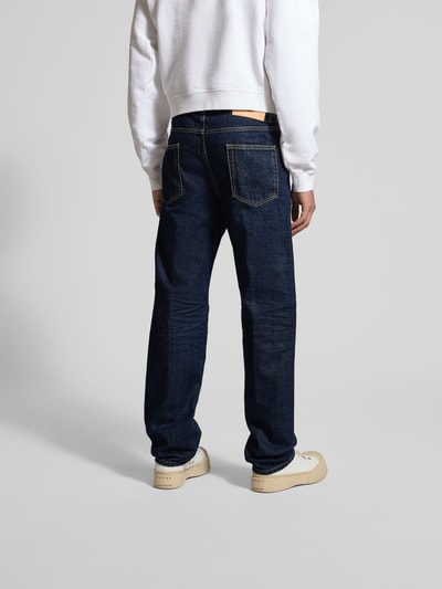 Männermodel trägt Straight Fit Jeans aus reiner Baumwolle von Dsquared2, dunkelblau, 5-Pocket-Design, Label-Detail, Ganzkörperansicht Rückansicht.