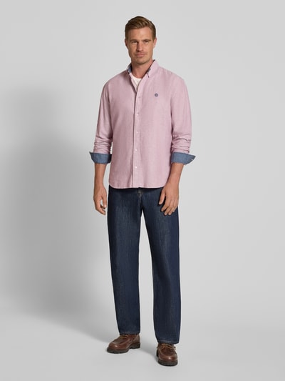 Männermodel trägt Regular Fit Freizeithemd aus reiner Baumwolle von MCNEAL in Rosa mit Button-Down-Kragen, Logo-Stitching, Ganzkörperansicht von vorne.
