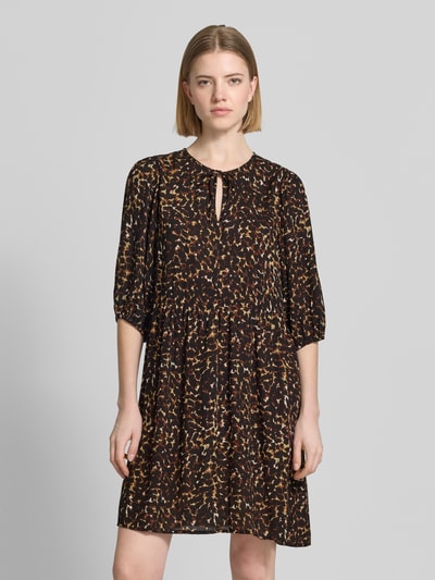 Frauenmodel trägt Minikleid aus Viskose im Allover-Look Modell 'MARRAKECH' von ICHI, A-Linie, Rückenlänge 34 cm, Nahaufnahme Oberkörper.