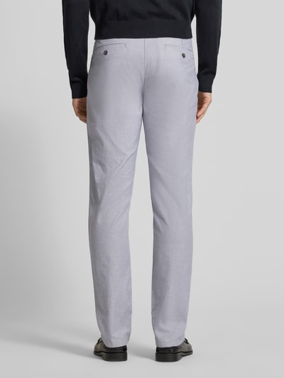 Männermodel trägt Stoffhose mit französischen Eingrifftaschen von MCNEAL, Baumwoll-Elasthan-Mix, Gerader-Schnitt, Ganzkörperansicht Rückansicht.