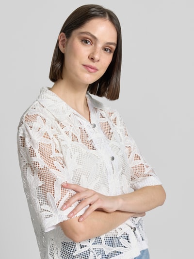 Frauenmodel trägt Cropped Bluse im Embroidery Design mit 3/4-Arm von Smith and Soul im weißen Material-Mix, Knopfleiste, Umlegekragen, Straight Fit, Ganzkörperansicht von vorne.