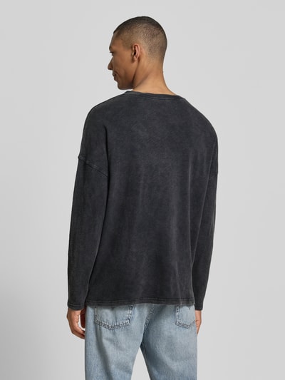 Männermodel trägt Longsleeve mit überschnittenen Schultern Modell 'SONOMA' von American Vintage in Schwarz, Reine Baumwolle, Regular-Fit, Ganzkörperansicht Rückansicht.