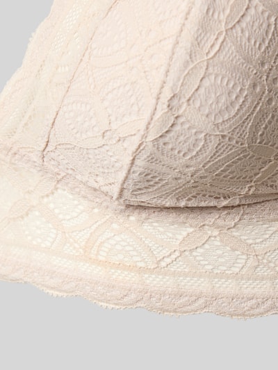 Produktfoto, BH mit Spitzendetails von Jake*s Casual aus hellbeigem Spitzenstoff mit floralen Mustern und feiner Struktur auf grauem Hintergrund.