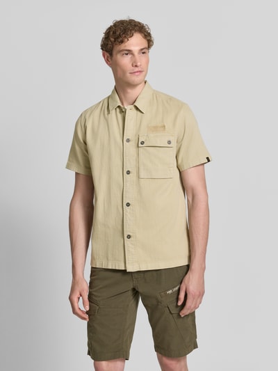 Männermodel trägt Regular Fit vrijetijdsoverhemd met kentkraag en borstzak van PME Legend, puur katoen, labelstitching, schouderbreedte 45 cm, mouwlengte 24 cm, ruglengte 73 cm, ganzkörperansicht van voren