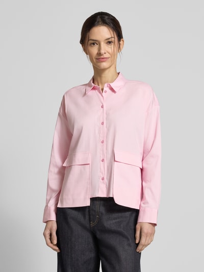 Frauenmodel trägt Regular Fit Bluse mit Pattentaschen von Smith and Soul aus Baumwoll-Mix in Rosa, Hemdblusenkragen, Nahaufnahme Oberkörper.