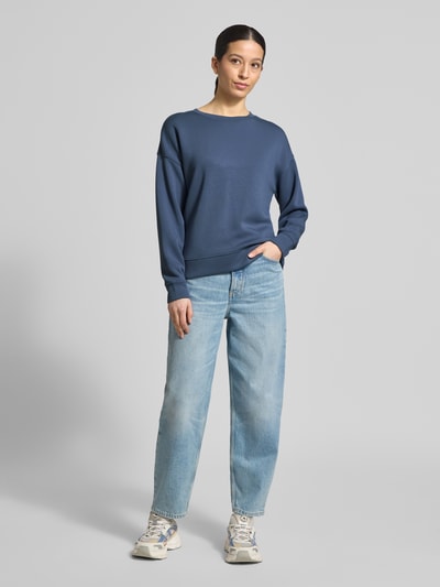 Kobiece modelka nosi bluzę z mieszanki wiskozy z dodatkiem streczu, luźny krój, model 'Ima Q' od MSCH Copenhagen, okrągły dekolt, obniżone ramiona, kolor niebieski, gładka struktura, całkowity widok z przodu.