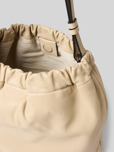 Produktfoto, Hobo Bag mit Logo-Prägung Modell 'CLOUD' von LIEBESKIND BERLIN, beżowa skóra, miękka faktura, zapięcie na magnes, widoczna kieszeń wewnętrzna, Szerokość w rozmiarze 1: 32 cm, długość: 35 cm, głębokość: 14 cm, długość paska na ramię: 62 cm