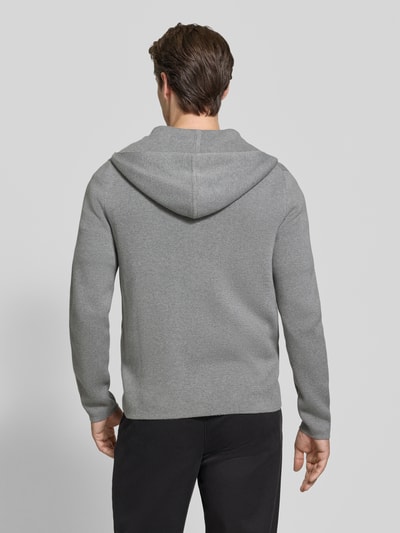 Männermodel trägt grauen Regular Fit Pullover aus reiner Baumwolle von Marc O'Polo, weiche Textur, Ganzkörperansicht Rückansicht.