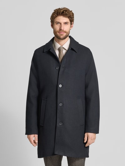 Männermodel trägt Mantel mit Eingrifftaschen Modell 'EZEQUIEL' von Casual Friday, dunkel, Regular Fit, Nahaufnahme Oberkörper. Herren Mantel aus Baumwoll-Mix, Umlegekragen, Knopfleiste, schlichte Struktur, Größenangaben: Rückenlänge 85 cm, Schulterbreite 39 cm, Brustweite 53 cm, Ärmellänge 69 cm.