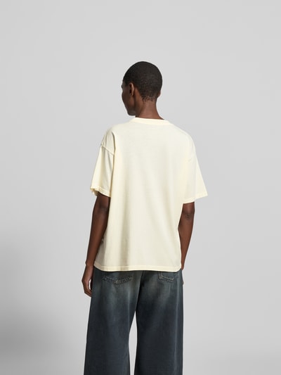 Vrouwenmodel draagt Regular Fit T-shirt met logo-print van Anine Bing, puur katoen, motiefprint, ronde hals, ruglengte maat S 60 cm, Ganzkörperansicht Rückansicht.