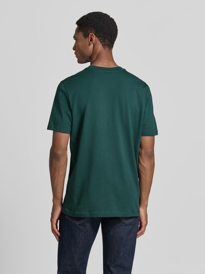 Männermodel trägt Regular Fit T-Shirt mit Logo-Stitching von MCNEAL aus Reine Baumwolle, Rundhalsausschnitt, Rückenlänge 70 cm, Ganzkörperansicht Rückansicht.