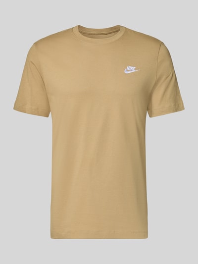 Produktfoto, Regular Fit T-Shirt aus reiner Baumwolle von Nike in Beige mit glatter Textur und weißen Logo-Details auf der Brust.
