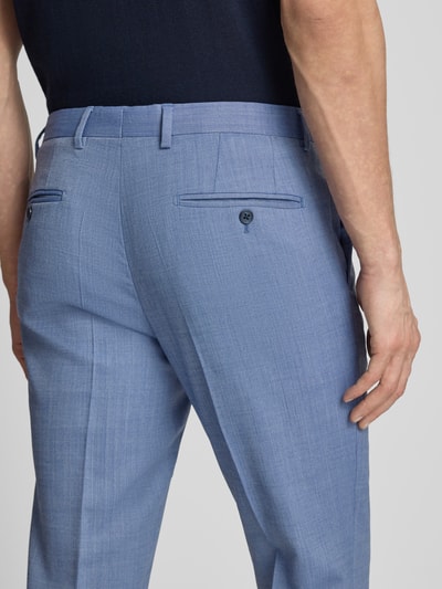 Männermodel trägt Anzughose mit Bügelfalten Modell 'Ryan' von Pierre Cardin in Blau mit Strukturmuster, Slim-Fit, Detailaufnahme Rückansicht. Bundweite bei Größe 50: 46 cm, Innenbeinlänge bei Größe 50: 81 cm.