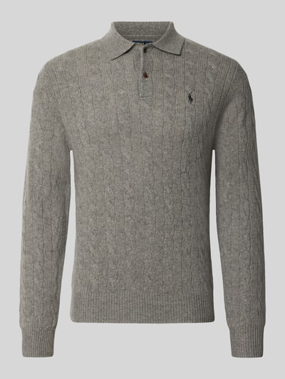 Produktfoto, grauer Regular Fit Pullover aus Woll-Kaschmir-Mix von Polo Ralph Lauren vor hellem Hintergrund, strukturierte Zopfmuster-Oberfläche