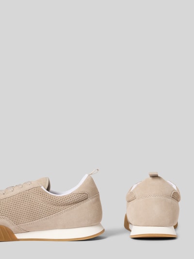 Produktfoto, Sneaker aus Leder Modell 'MOVA FORM' von Lloyd, beżowy kolor, zaokrąglony nosek, sznurowanie, przeszycia, wysokość obcasa 2 cm, wysokość cholewki w rozmiarze 44: 9 cm, szerokość w rozmiarze 44: 9 cm, skóra naturalna, gładka i perforowana faktura.