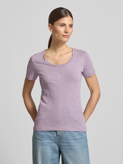 Frauenmodel trägt Regular Fit T-Shirt aus reiner Baumwolle von Marc O'Polo in Melange-Optik, Logo-Print, Kurzarm, Rundhals, Jersey, Ganzkörperansicht von vorne.