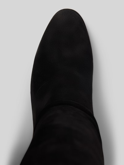 Produktfoto, schwarze Oberfläche mit weicher Velours-Textur, schmal zulaufende Form, Stiefel aus echtem Veloursleder mit Logo-Detail Modell 'ARTIZAN TALL' von Lauren Ralph Lauren, Damen Stiefel / Boots