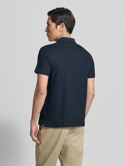 Männermodel trägt Regular Fit Poloshirt mit Label-Detail und Knopfleiste von Lerros aus Reine Baumwolle, Rückenlänge 71 cm, Ganzkörperansicht Rückansicht.